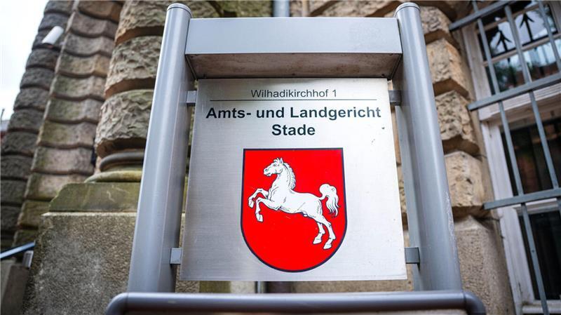 Vier Angeklagte müssen sich vor dem Landgericht Stade wegen des brutalen Raubüberfalls verantworten.