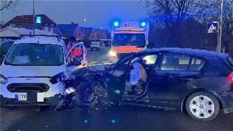 Vier Autos wurden bei einem Unfall in Stade-Bützfleth beschädigt, zwei davon sind hier im Bild zu sehen.