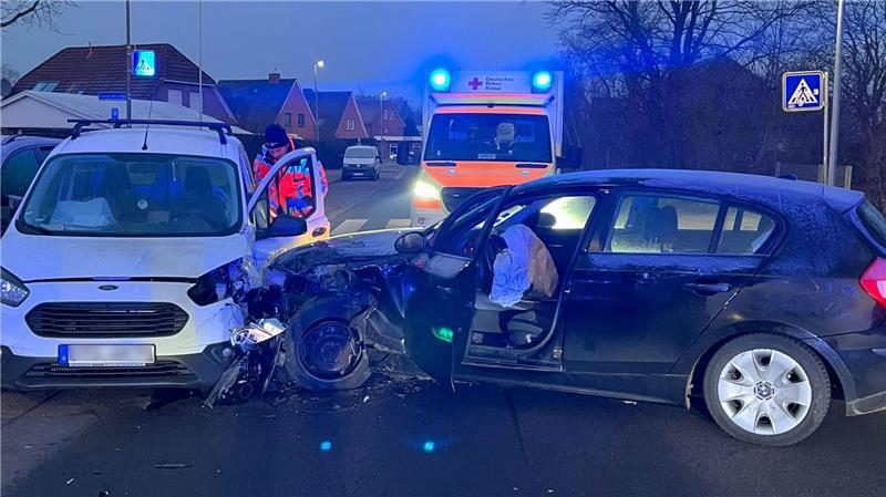 Vier Autos wurden bei einem Unfall in Stade-Bützfleth beschädigt, zwei davon sind hier im Bild zu sehen.