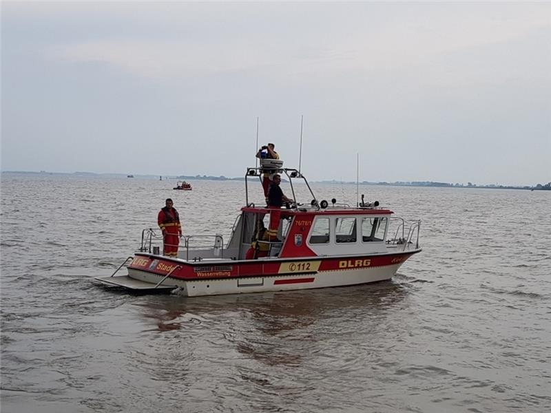 Vier DLRG-Boote waren bei der Suche nach einer Person auf der Elbe beteiligt.