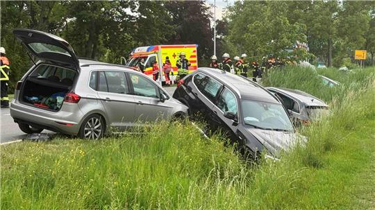 Vier Fahrzeuge landeten nach der Kollision auf der K39 bei Jork im Graben.