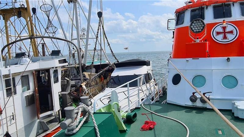 Havarie auf der Außenweser: Familie mit Motorboot in Lebensgefahr Vier Fischkutter bewahren ein Motorboot mit Wassereinbruch auf der Außenweser vor Schlimmeren, indem sie Pumpen auf das Boot übergeben und es bis zum Eintreffen der Seenotretter absichern.