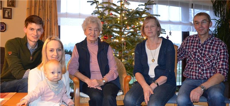 Vier Generationen unter dem Weihnachtsbaum (von links): Jan und Danika Löhden mit Leenke, Ilse, Marion und Hans-Hinrich Löhden. Foto von Allwörden
