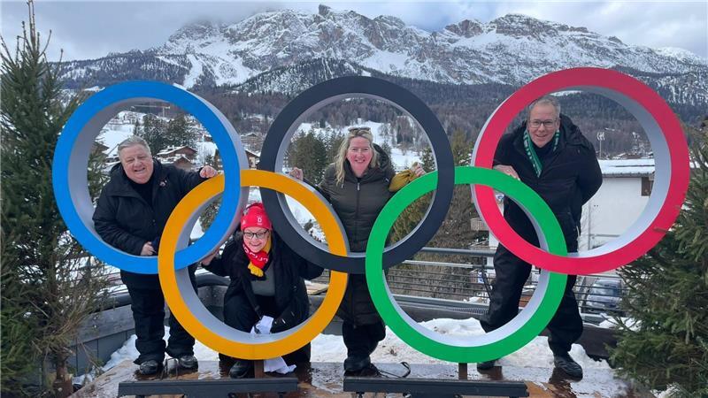 Vier Hedendorfer bei den Winterspielen: Lutz und Petra Becker sowie Birgit und Thomas Butter (von links) vor der Bergkulisse in Cortina d‘Ampezzo.
