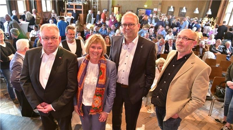 Vier Kandidaten treten zur Bürgermeister-wahl in Stade an, zweien werden Chancen eingeräumt, es zu werden: Amtsinhaberin Silvia Nieber (SPD) und Sönke Hartlef (CDU). Auch mit dabei: Richard Bodo Klaus (Piraten, links) und Udo Rutkowski (Die Partei, rechts).