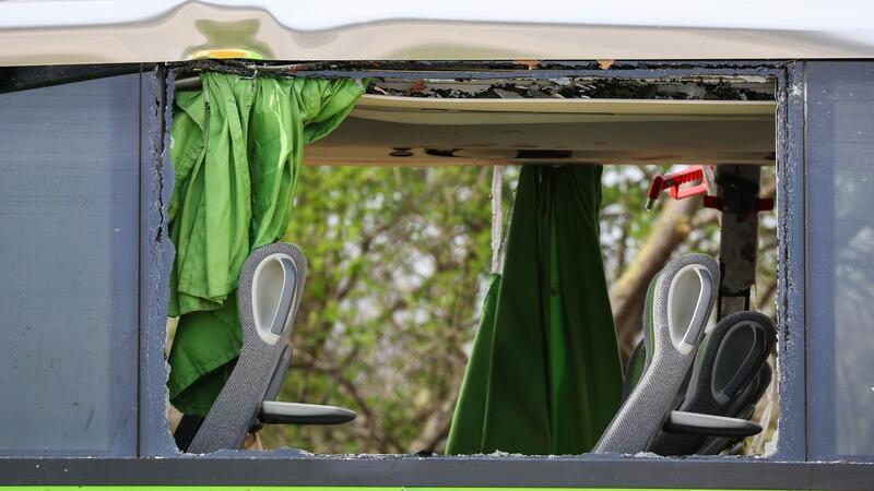 Busunfall auf A9: Polizei korrigiert Zahl der Toten auf vier Vier Menschen fanden bei dem schweren Busunglück den Tod.