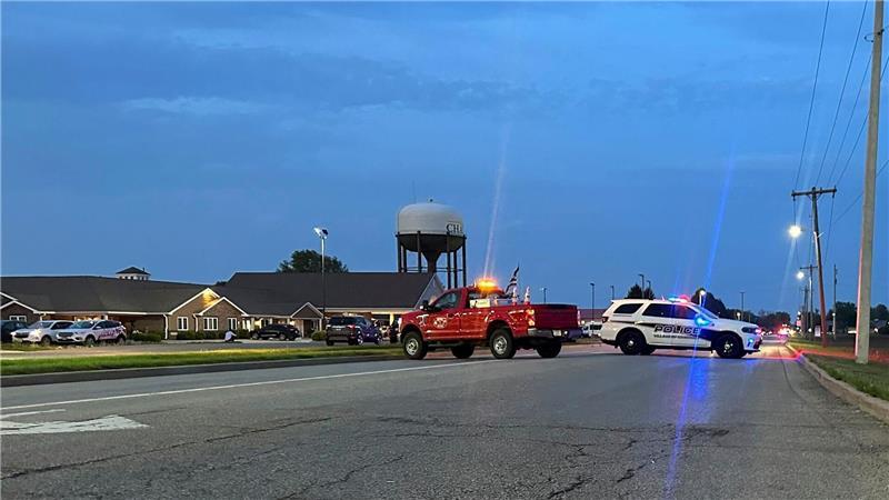 Vier Menschen im Alter von 4 bis 18 Jahren sterben, als ein Auto in eine Schule rast.