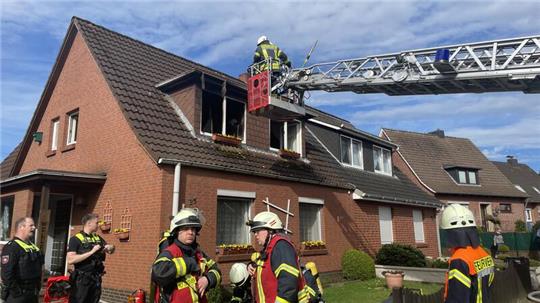 Vier Menschen wurden bei einem Brand in Zeven verletzt.