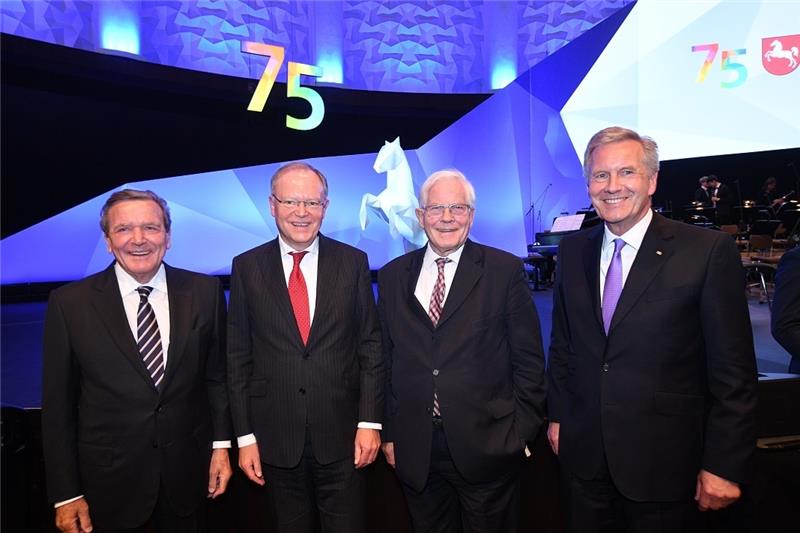 Steile Karrieren, steile Abstürze - Niedersachsens Ex-Regierungschefs Vier Ministerpräsidenten des Landes Niedersachsen stehen beim Festakt zur Gründung des Landes Niedersachsen vor 75 Jahren im Hannover Congress Centrum (HCC): Gerhard Schröder (l-r, SPD), Altkanzler, Stephan Weil (SPD), Gerhard Glogowski (SPD) und Christian Wulff (CDU), ehemaliger Bundespräsident. Die Liste der Vorgänger von Ministerpräsident Stephan Weil ist prominent besetzt - aus der Staatskanzlei in Hannover führte ihr Weg oft in die weite Welt. Foto: Julian Stratenschulte/dpa