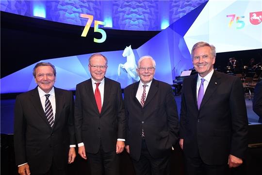 Vier Ministerpräsidenten des Landes Niedersachsen stehen beim Festakt zur Gründung des Landes Niedersachsen vor 75 Jahren im Hannover Congress Centrum (HCC): Gerhard Schröder (l-r, SPD), Altkanzler, Stephan Weil (SPD), Gerhard Glogowski (SPD) und Christian Wulff (CDU), ehemaliger Bundespräsident. Die Liste der Vorgänger von Ministerpräsident Stephan Weil ist prominent besetzt - aus der Staatskanzlei in Hannover führte ihr Weg oft in die weite Welt. Foto: Julian Stratenschulte/dpa