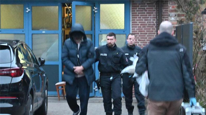 Vier Personen wurden am Dienstagabend bei der Razzia festgenommen.