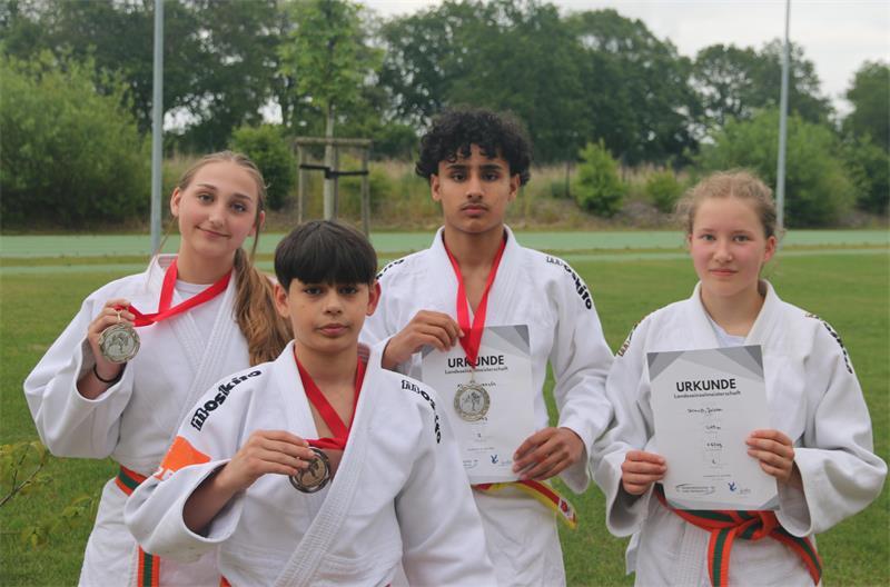 Vier Stader Talente haben sich für die Norddeutschen Titelkämpfe qualifiziert: Josie Schmidt-Petersen, Schamschad Hahn, Huzayfa Alywi, Jolien Strauß (von links).