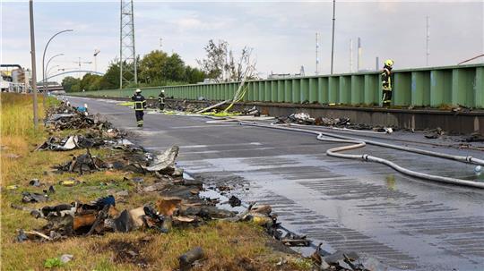 Vier Tage lang löschten Feuerwehrleute im August den Großbrand im Hamburger Hafen. (Archivbild) 