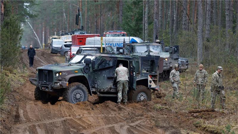 Militär sucht weiter nach US-Soldaten in Litauen Vier US-Soldaten waren nach einer Übung nicht mehr auffindbar und gelten als vermisst. Das litauische Militär und die Polizei hatten deshalb gemeinsam mit dem US-Militär eine Suchaktion gestartet.