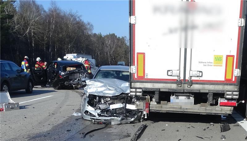 Vier Verletzte gab es nach einer Kollision zweier Autos auf der A7.