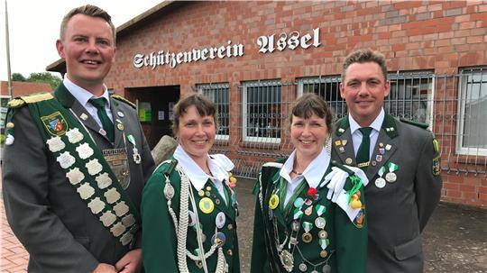 Vier Würdenträger aus einer Familie: König Ingo Thiele, Beste Dame-Adjutantin und Ehefrau Carola Gabsdiel-Thiele, Beste Dame Christina Gabsdiel-Suhr und Ehemann und Bestmann-Adjutant Dirk Suhr (von links).