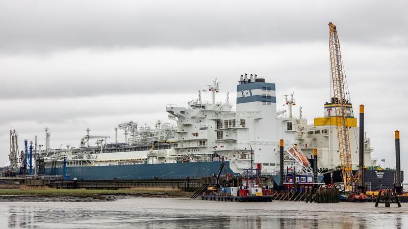 Aktivisten klettern an Bordwand eines LNG-Spezialschiffs Vier der Umweltaktivisten haben sich laut Polizei an die Bordwand der „Hoegh Gannet“ gehängt, ein LNG-Umwandlungsschiff. (Archivfoto)