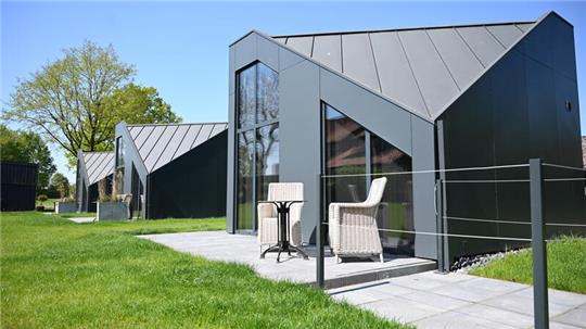 Vier dieser Tiny Houses stehen jetzt am Landhotel Deinste. Heiko Fillsack hat noch weitere Pläne.