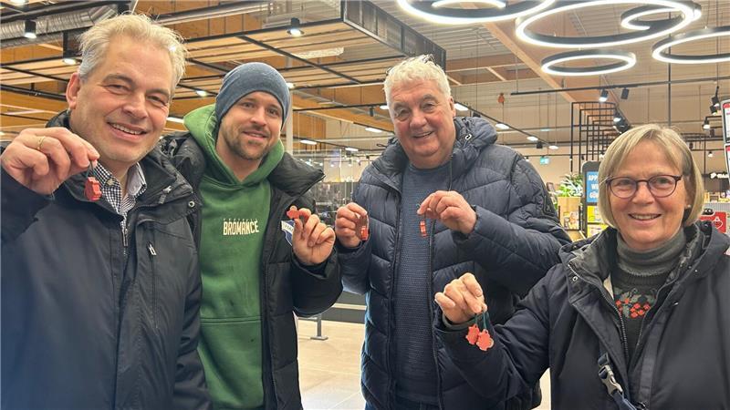 Vier glückliche Schweinchen-Besitzer aus Hammah.