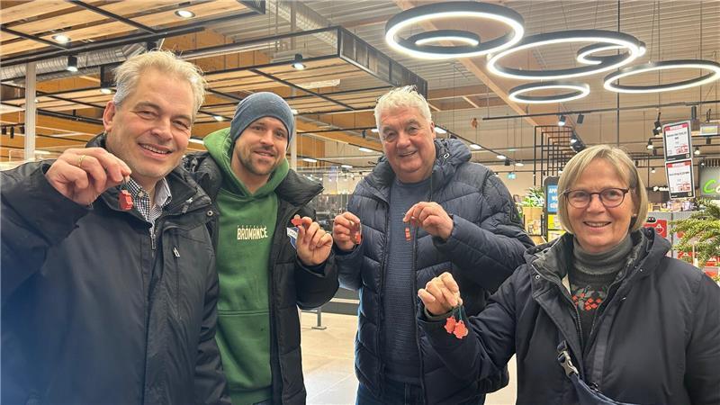 Vier glückliche Schweinchen-Besitzer aus Hammah.