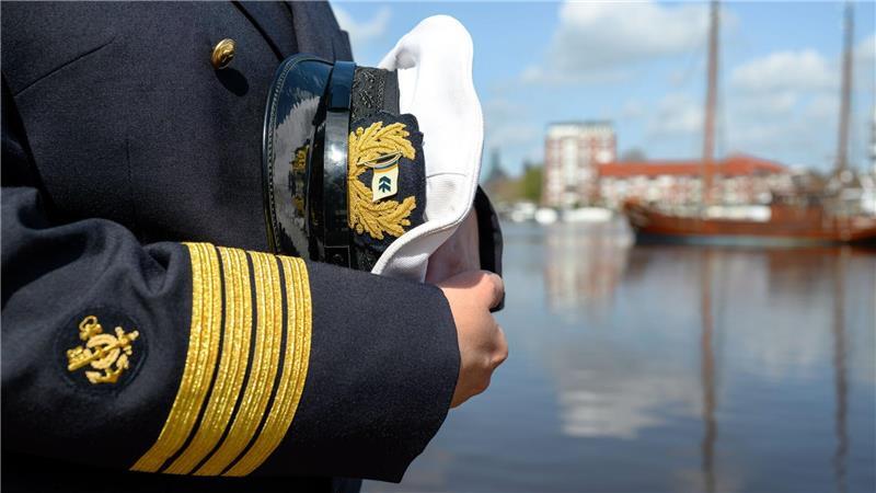 Jüngste Kapitänin: Taalke Middents steuert Containerschiffe um die halbe Welt Vier goldene Streifen an der Uniform zeigen an: Taalke Middents ist Kapitänin.