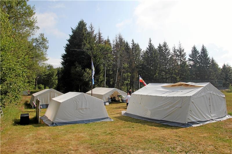 Vier große Feuerwehr-Zelte eines Ferienlagers (Symbolbild).