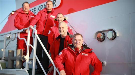 Vier hauptamtliche und ein freiwilliger Seenotretter der DGzRS-Station Cuxhaven (von links): Ralf Sarközy, Kai Schöps, Keno Pelz, Jens Gralfs und der 1. Vormann Holger Wolpers haben gerade Dienst.