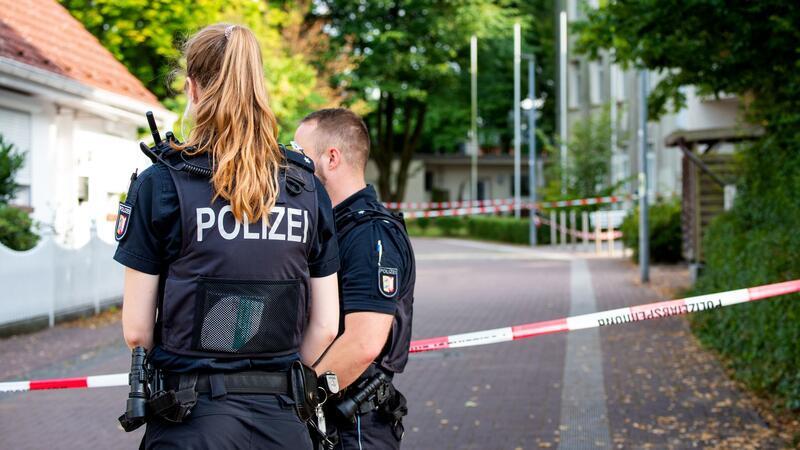 Messerangriff an Volkshochschule: Verdächtige auf freiem Fuß Vier nach der Bluttat von Wedel festgenommene Tatverdächtige wieder auf freiem Fuß. (Archivbild)