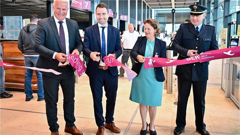 Umrüstung der Sicherheitskontrollen am BER geht voran Vier neue Scanner wurden am BER eingeweiht. Sie machen die Abfertigung von Passagieren deutlich leichter.