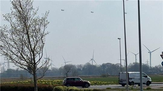 Vier niederländische CH-47 Chinook-Transporthubschrauber überflogen am Mittwoch gegen 13.30 Uhr in Formation das Einkaufszentrum Abschnede in Cuxhaven.