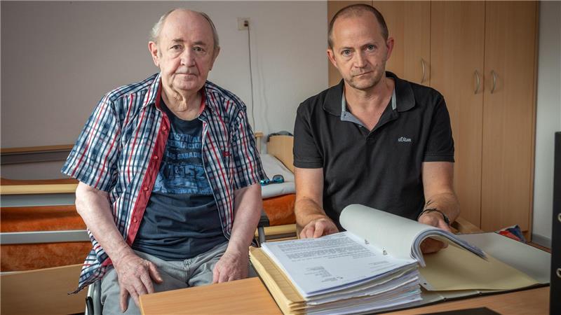 Vier schwere Ordner sind es mittlerweile: Andreas Schäfer erledigt die Korrespondenz mit den Behörden für seinen Vater Klaus, der im Heim lebt. Foto: Scheschonka