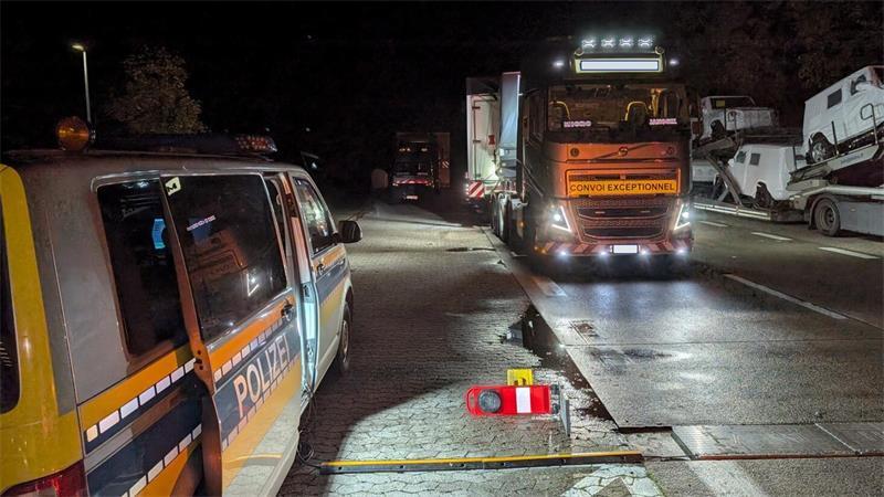 Vier von fünf überprüften Schwerlasttransportern wurde in der Nacht zum Donnerstag die Weiterfahrt untersagt.