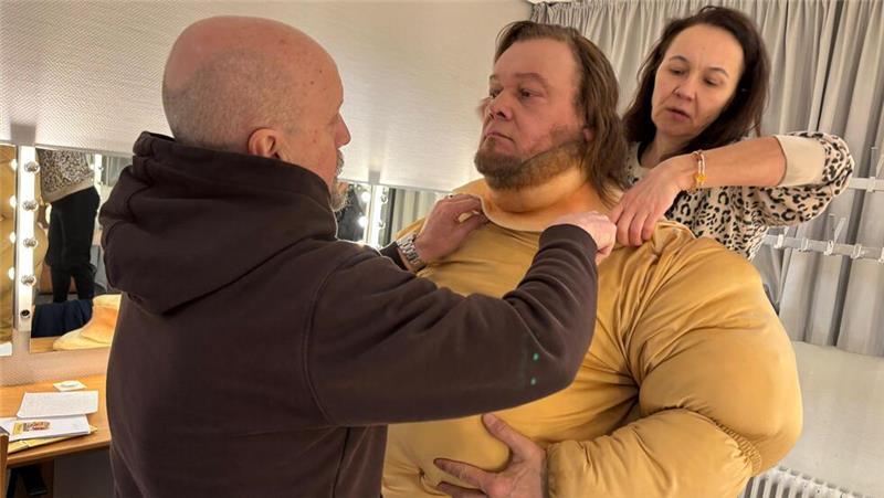 „Der Wal“: So verwandelt sich Torsten Münchow in den fetten Charlie Vier zusätzliche Hände sind notwendig, um Torsten Münchow „in Form“ zu bringen.