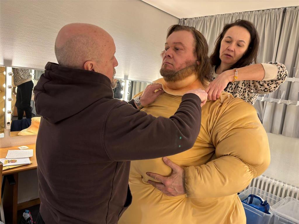 Vier zusätzliche Hände sind notwendig, um Torsten Münchow in seine zweite Haut z...