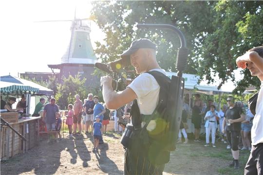 Viermal kam das Kamera-Team für Dreharbeiten ins Alte Land, hier beim Dorffest an der Mühle. Fotos: Battmer