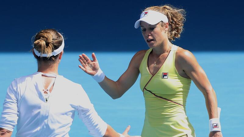 Siegemund in Melbourne im Doppel im Viertelfinale Viertelfinaleinzug in Australien: Barbora Krejcikova und Laura Siegemund (r) klatschen sich ab.