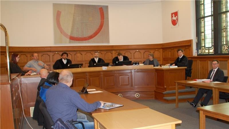 Vierter Verhandlungstag vor der 3. Großen Strafkammer am Landgericht Stade - rechts Gutachter Dr. Harald Schmidt. Foto: Laudien