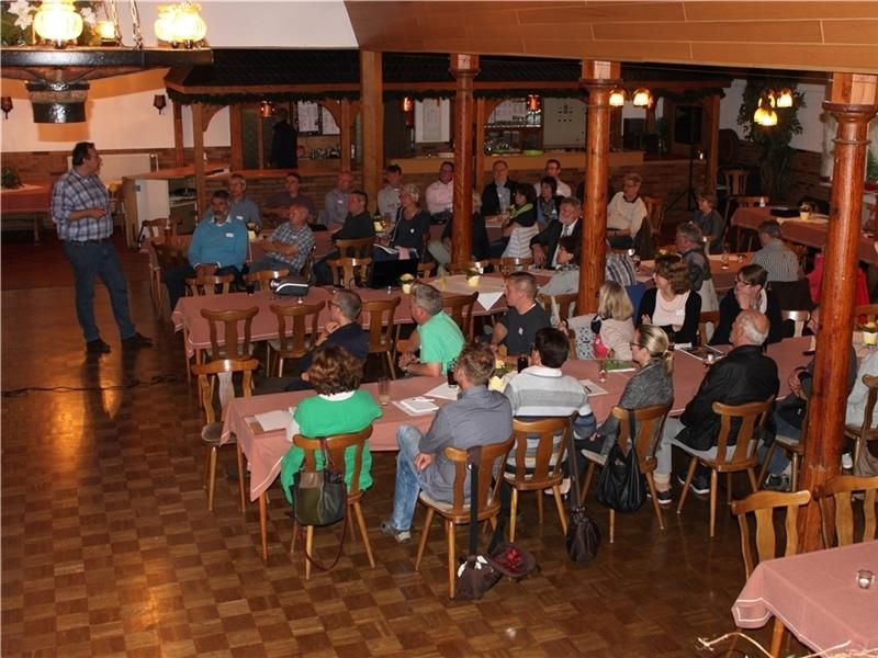 Vierzig Menschen aus Brest und Kutenholz waren nach Mulsum gekommen, um sich das Zwischenfazit von Regionalplaner Gregor Paus anzuhören. Foto Nowottny