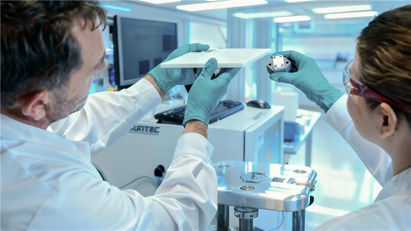 Tausende Liter Wasser und Kreppband: So entsteht in Harsefeld die Eisfläche Viktor Meier, CEO von Glice, und Marion Kugler, Wissenschaftlerin des Fraunhofer-Instituts, mit einer Probe eines Glice-Paneels.