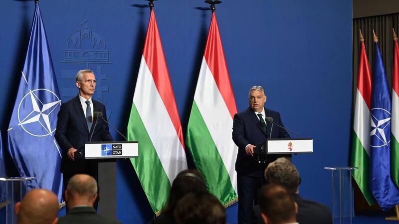 Ungarn billigt Nato-Ukraine-Plan Viktor Orban (r.) und Jens Stoltenberg während einer gemeinsamen Pressekonferenz in Budapest.