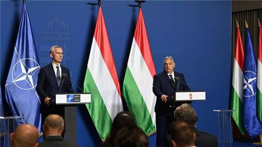 Viktor Orban (r.) und Jens Stoltenberg während einer gemeinsamen Pressekonferenz in Budapest.