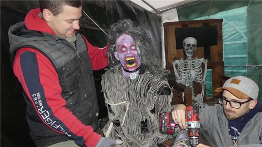 Viktor (links) und Manuel Wandt arbeiten eifrig an noch mehr Gruseleffekten im neuen Horrorhaus.
