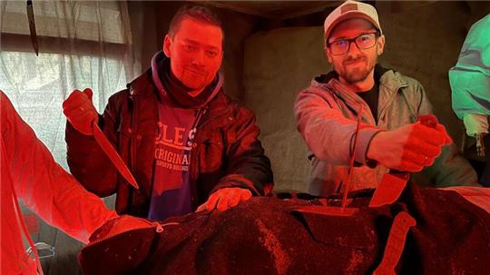 Viktor (links) und Manuel Wandt haben ihr neues Haus in einen Ort des Grauens verwandelt.