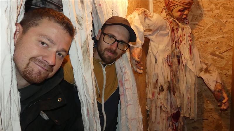 Vier Tage Gruselgarantie: So entsteht im Horrorhaus Drochtersen das Grauen Viktor (links) und Manuel Wandt haben ihren Grusel-Parcours im Drochterser Horrorhaus an der Grefenstraße 24 dieses Jahr nochmal verschärft.