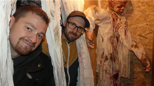 Viktor (links) und Manuel Wandt haben ihren Grusel-Parcours im Drochterser Horrorhaus an der Grefenstraße 24 dieses Jahr nochmal verschärft.