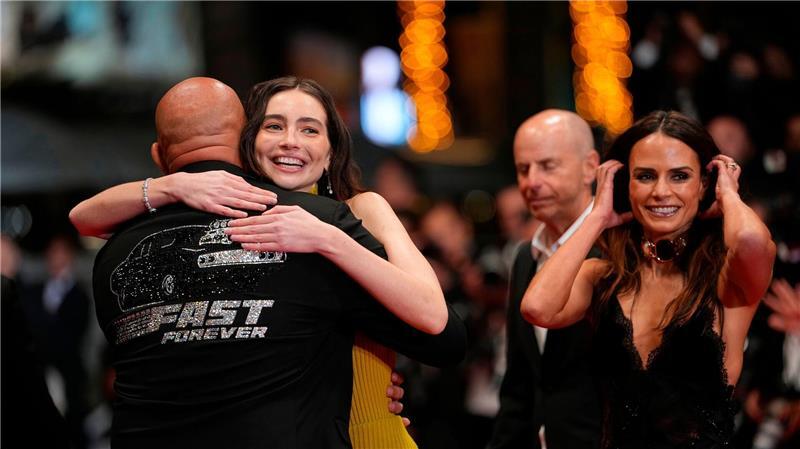 Vin Diesel umarmt die Tochter von Paul Walker, Meadow Walker.