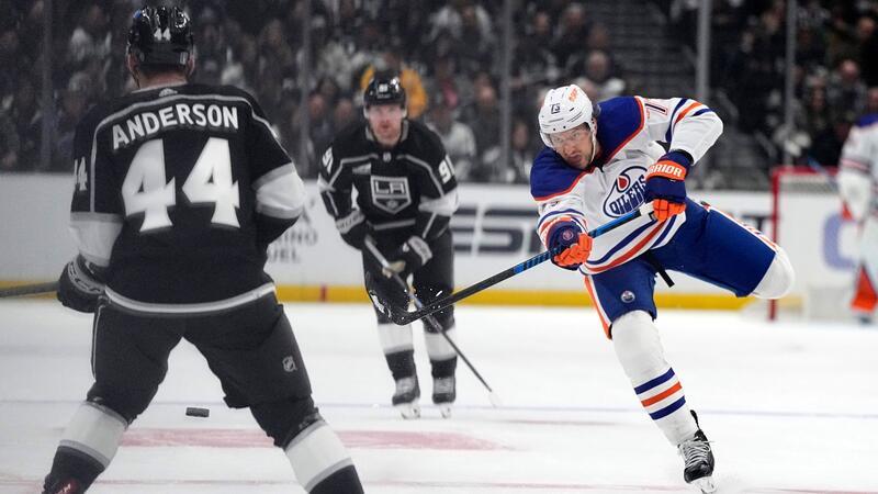 Vincent Desharnais (r) und die Edmonton Oilers führen in der ersten Runde der Playoffs mit 2:1.