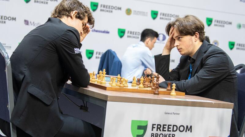 Schach-Elite um Carlsen startet besonderes Turnier Vincent Keymer (r) im Spiel gegen Magnus Carlsen.