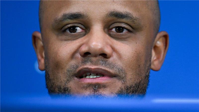 Bayern-Coach Kompany beschwört „besondere Nacht“ in Mailand Vincent Kompany bei der Pressekonferenz in Mailand.