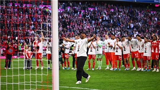 Vincent Kompany geht nach der gewonnenen Meisterschaft aus sich heraus.